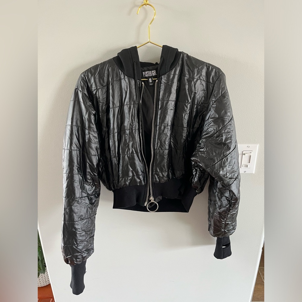 Poster girl black cropped puffer with hood. Light weight and looks great! Size M